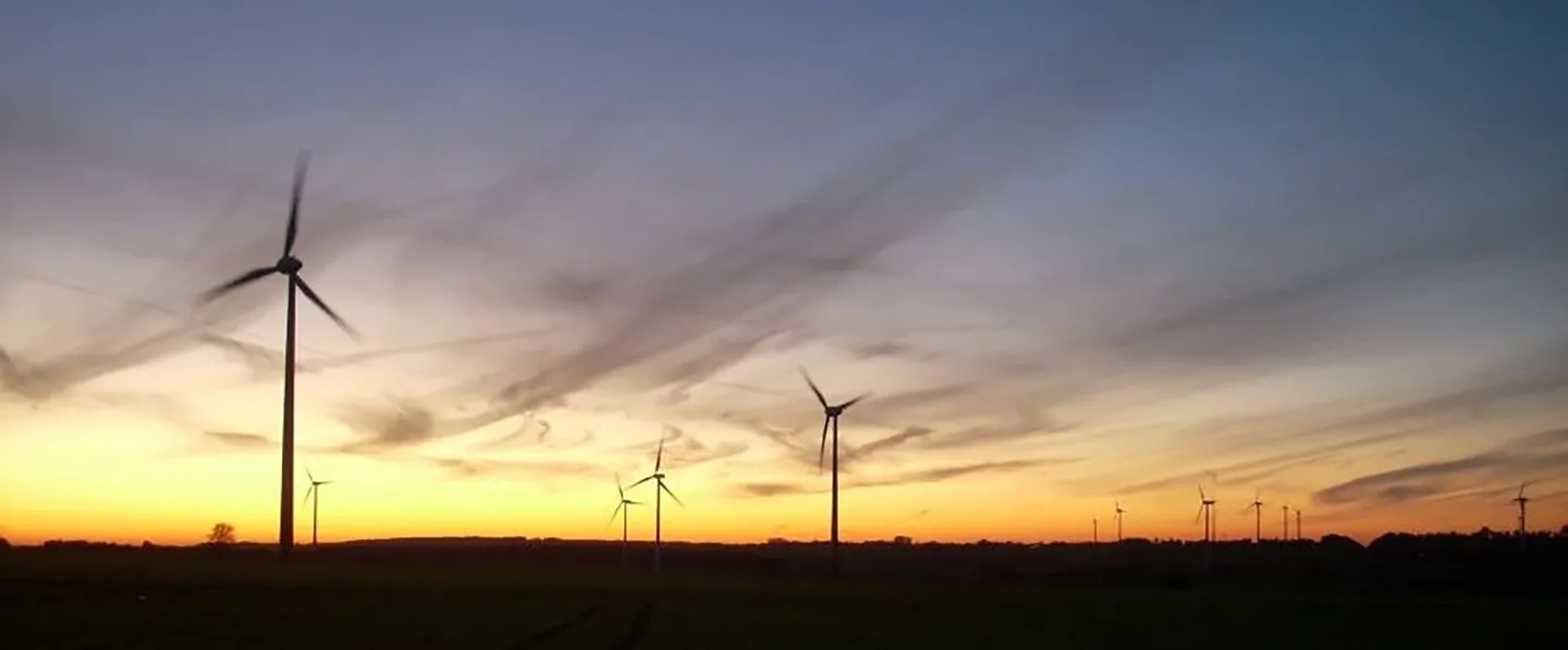 Windenergieanlagen im Abendlicht